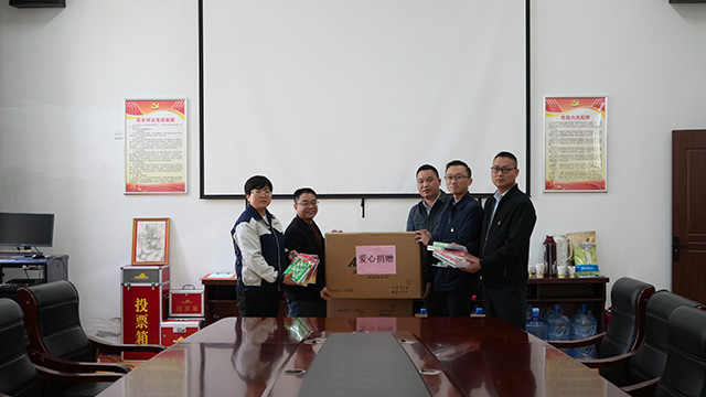 赢咖娱乐科技党支部及其他党员们为福利院儿童进行爱心捐赠